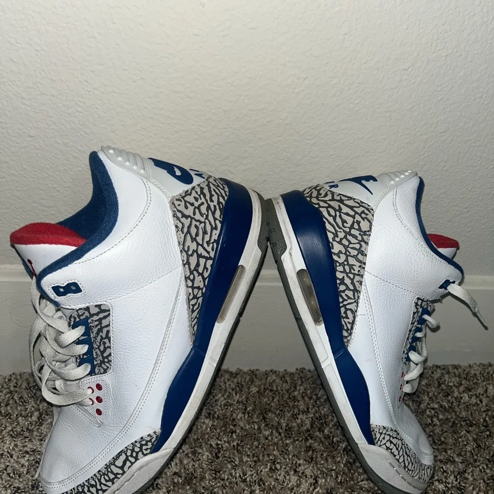 Jordan Men’s White/Blue/Red Retro Sneakers